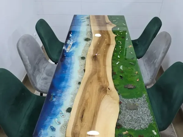Masă de dining cu râu de rășină albastră și verde și scaune verzi