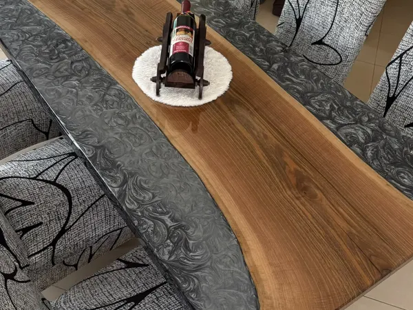 Mesa de comedor de nogal con ríos de resina gris perla