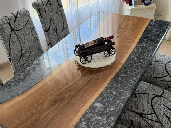 Masă din nuc și rășină gri perlat, lângă fereastră