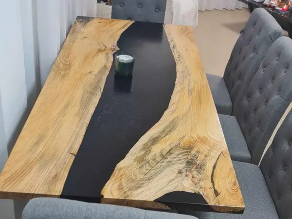 Blat din nuc cu râu de rășină neagră și muchie naturală