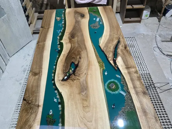 Masă râu în rășină verde smarald, proaspăt lustruită în atelier