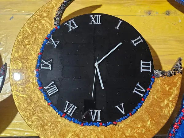 Ceas de perete din rășină neagră cu margine aurie